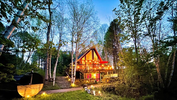 A wooden cabin with a balcony, surrounded by trees. - Adventures On the lake / boat, cinema, spa, trails (Chute-Saint-Philippe)