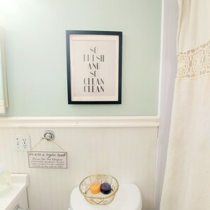 Hårføner, håndklær, såpe og toalettpapir