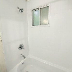 Hair dryer, towels, soap, toilet paper - Island of Peace in the Catskills. Secluded & Close to Everything You Need! (Cairo)