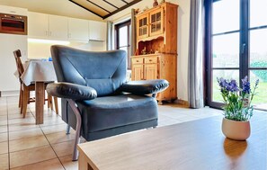 TV - Amazing home in Bredene (Bredene)