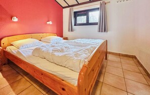2 bedrooms, travel cot, free WiFi - Amazing home in Bredene (Bredene)