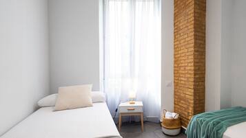 1 slaapkamer, een strijkplank/strijkijzer, gratis wifi, beddengoed