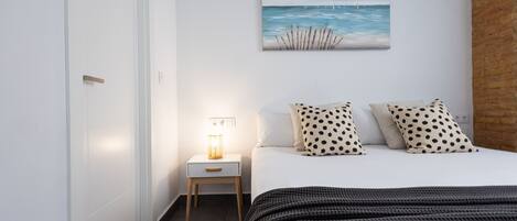 1 habitación, tabla de planchar con plancha, wifi gratis y ropa de cama