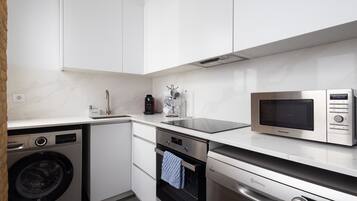 Een koelkast, een microgolfoven, een oven, een vaatwasser