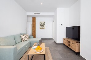 TV - The Patraix Apartment 03 by Florit Flats (Valencia)