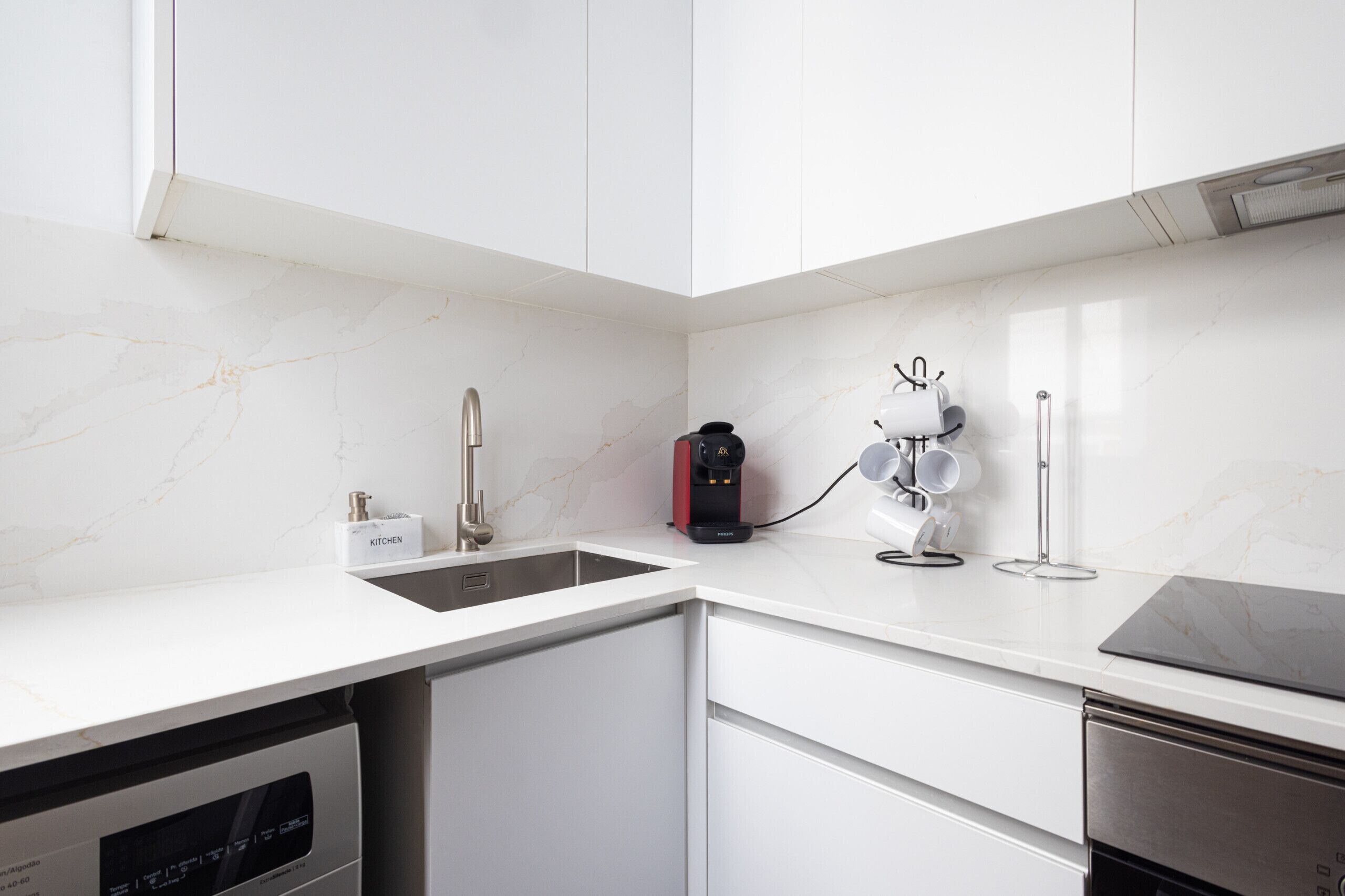 Een koelkast, een magnetron, een oven, een vaatwasser