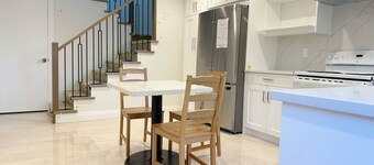Luxurious & Bright 3BD House Near UBC, Beach and DT