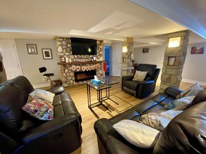 Smart TV, fireplace - Entire Bungalow in Wasaga Beach ⛱️  (Wasaga Beach)