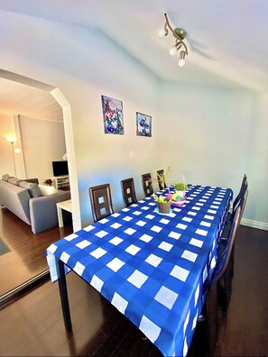 Dining - Entire Bungalow in Wasaga Beach ⛱️  (Wasaga Beach)