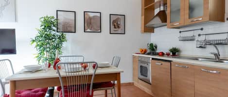 Fridge, oven, stovetop, dishwasher