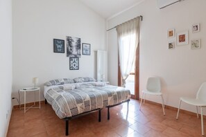 2 عدّة غرف نوم ومكواة/لوح كي وواي فاي وملاءات أسرّة