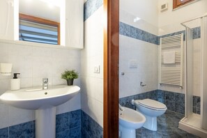 Douche, sèche-cheveux, bidet, serviettes fournies