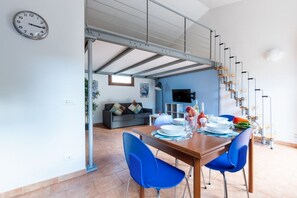 Dining - Cozy studio apartment of about 50 sqm with mezzanine, located on the ground floor (one step at the entrance), able to comfortably accommodate up to 4 people. The accommodation is located in a quiet neighborhood, with all the main services. With a walk of (Pisa)