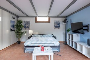 1 dormitorio, tabla de planchar con plancha, wifi y ropa de cama