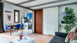 A modern living space with a dining area, kitchenette, and a sofa. - GuestHost - Cozy studio apartment of about 50 sqm with mezzanine, located on the ground floor (one step at the entrance), able to comfortably accommodate up to 4 people. The accommodation is located in a quiet neighborhood, with all the main services. Wi (Pisa)