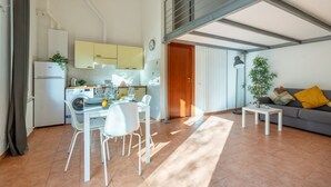 A modern apartment with a kitchen, dining area, and living room. - GuestHost - Cozy studio apartment of about 50 sqm with mezzanine, located on the ground floor (one step at the entrance), able to comfortably accommodate up to 4 people. The accommodation is located in a quiet neighborhood, with all the main services. Wi (Pisa)