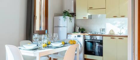 Fridge, oven, stovetop, cookware/dishes/utensils