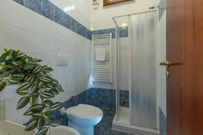 Douche, sèche-cheveux, bidet, serviettes fournies