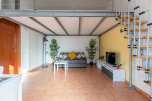 TV - GuestHost - Cozy studio apartment of about 50 sqm with mezzanine, located on the ground floor (one step at the entrance), able to comfortably accommodate up to 4 people. The accommodation is located in a quiet neighborhood, with all the main services. Wi (Pisa)