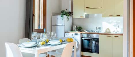 Frigorifero, forno, piano cottura, pentole/stoviglie/utensili