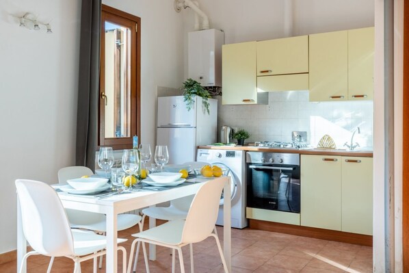 Fridge, oven, stovetop, cookware/dishes/utensils
