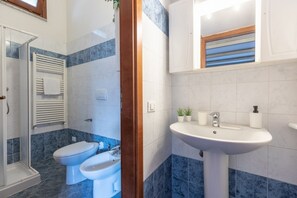 Douche, sèche-cheveux, bidet, serviettes fournies