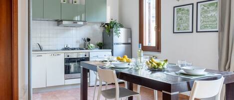 冷蔵庫、オーブン、コンロ、トースター