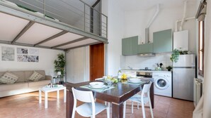 A modern apartment with a dining area, kitchen, and living room. - GuestHost - Cozy studio apartment of about 50 sqm with mezzanine, located on the ground floor (one step at the entrance), able to comfortably accommodate up to 4 people. The accommodation is located in a quiet neighborhood, with all the main services. Wi (Pisa)