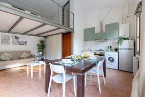 Interior - GuestHost - Cozy studio apartment of about 50 sqm with mezzanine, located on the ground floor (one step at the entrance), able to comfortably accommodate up to 4 people. The accommodation is located in a quiet neighborhood, with all the main services. Wi (Pisa)