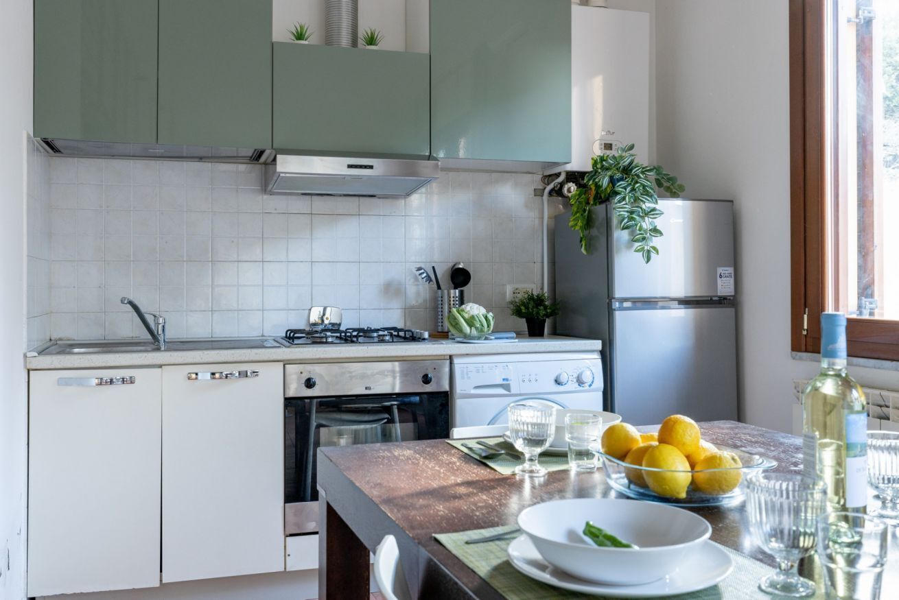 Fridge, oven, stovetop, cookware/dishes/utensils