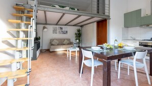 A compact living space with a dining area, kitchenette, and a loft bedroom with a balcony. - GuestHost - Cozy studio apartment of about 50 sqm with mezzanine, located on the ground floor (one step at the entrance), able to comfortably accommodate up to 4 people. The accommodation is located in a quiet neighborhood, with all the main services. Wi (Pisa)