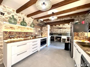 Een koelkast, een microgolfoven, een oven, een vaatwasser