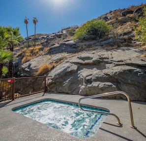 Outdoor pool, a heated pool - Downtown Palm Springs Resort - Sleeps 4! Coachella-Easter week. (Palm Springs)