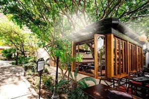 Outdoor dining - Downtown Palm Springs Resort - Sleeps 4! Coachella-Easter week. (Palm Springs)