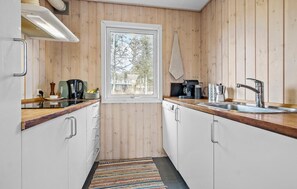 Kjøleskap, kokeplater, oppvaskmaskin og kaffetrakter/tekoker