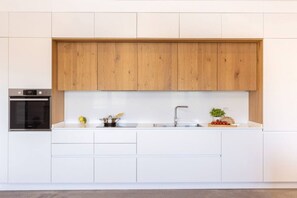 Fridge, microwave, oven, stovetop - Modern Family Apt in Sorrento with Views (Sorrento)