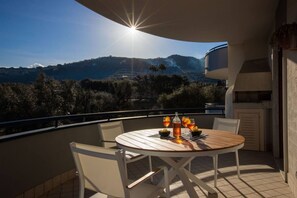 Outdoor dining - Modern Family Apt in Sorrento with Views (Sorrento)