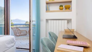 3 makuuhuonetta, työpöytä, silitysrauta/-lauta, vauvan matkasänky