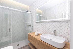 Shower, hair dryer, bidet, towels