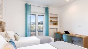 A modern bedroom with two beds, a desk, and a chair. - Modern Family Apt in Sorrento with Views (Sorrento)