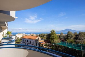 Property grounds - Modern Family Apt in Sorrento with Views (Sorrento)