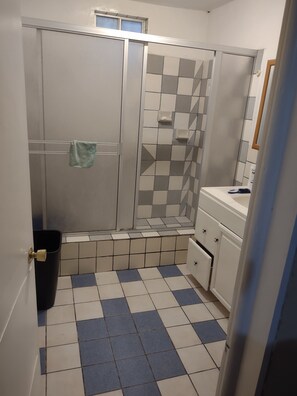 Dusche, Handtücher, Seife, Shampoo