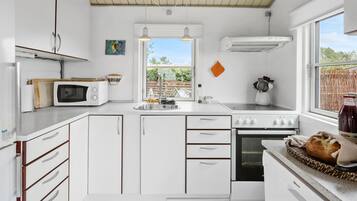 Køleskab, kogeplade, opvaskemaskine, kaffe-/temaskine