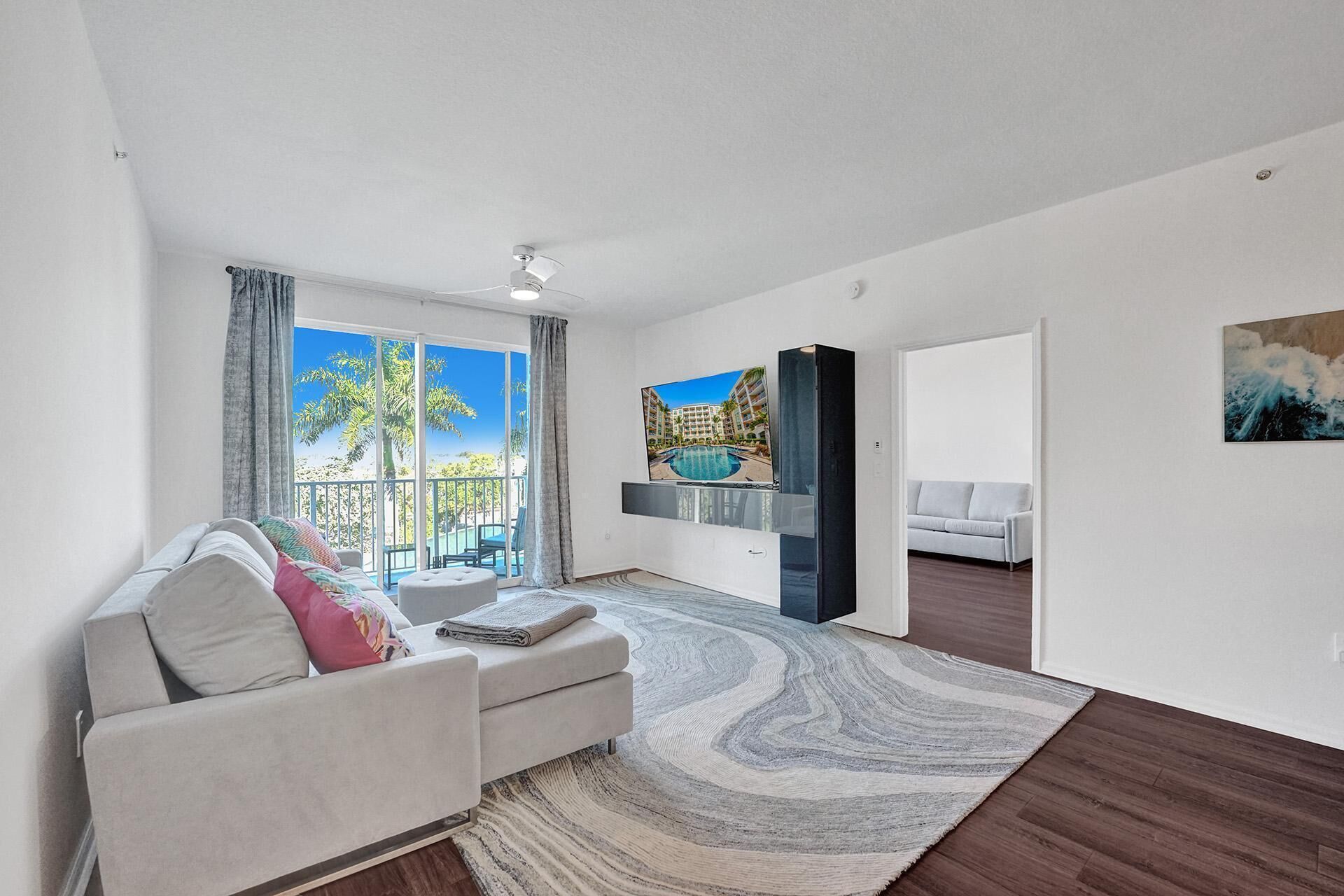 Seaside sanctuary / Swimming pool / Marina with boat parking / Sleeps 4-6