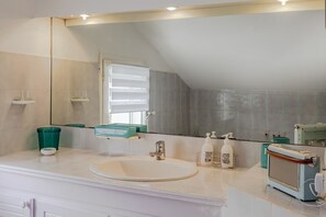 Douche, séchoir à cheveux, serviettes fournies