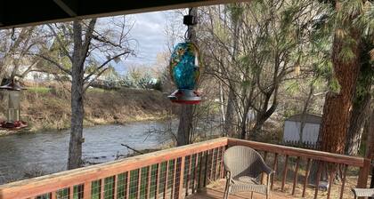 Cozy creekside home with deck, 15 min to airport, shopping, 1 hr to Crater Lk.