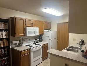 Refrigerador, microondas, horno y parrilla de estufa 