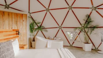 Studio, 1 King-Bett | Allergikerbettwaren, Minibar, Zimmersafe, individuell dekoriert