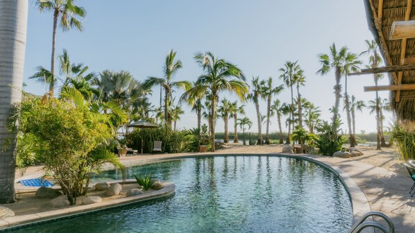 Piscine extérieure, cabanons gratuits, parasols de plage