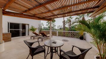 Deluxe King Suite | Terrace/patio